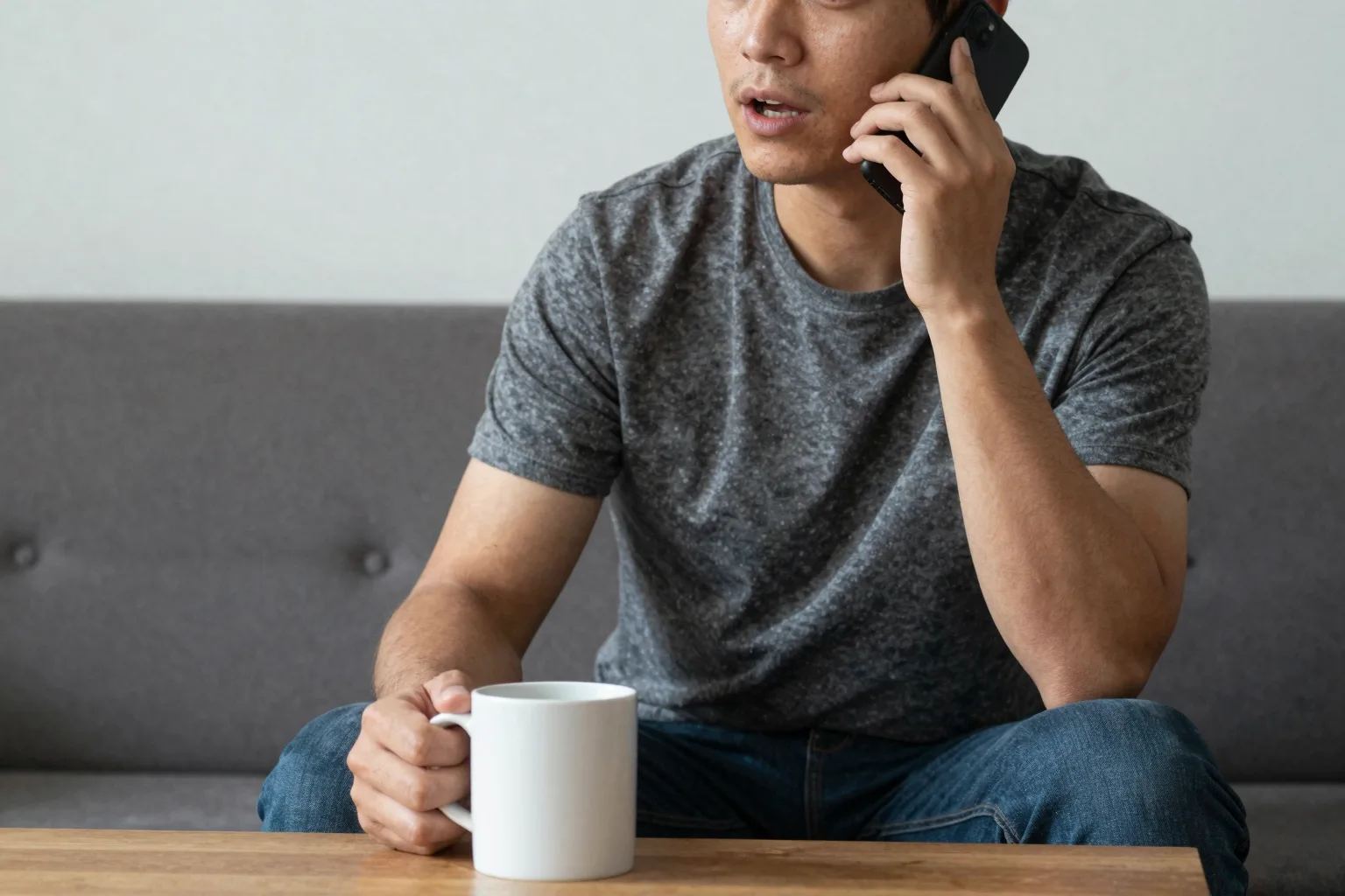 Persona estudiando catalán en portátil y luego hablando por teléfono con una Langel