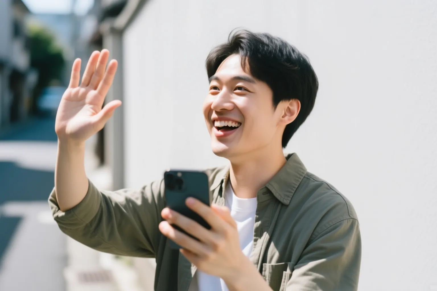 Person smiling and waving goodbye in a sunny Spanish street, speaking aloud to practice have a great day in Spanish.