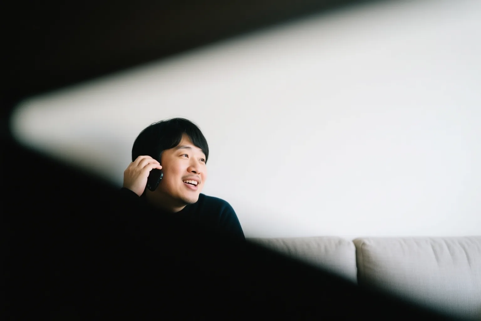 Écran de smartphone montrant une conversation vocale en anglais avec une IA, corrections visibles dans les bulles de dialogue.
